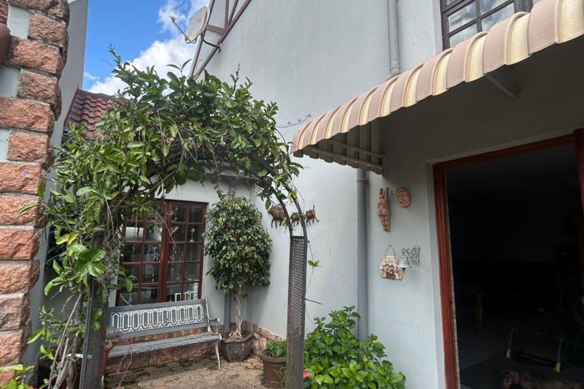 Glen Ivy Gem: 3-Bed Modern Haven with Solar Power & Outdoor Bliss in Hartbeespoort - Photo 2