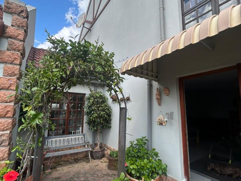 Glen Ivy Gem: 3-Bed Modern Haven with Solar Power & Outdoor Bliss in Hartbeespoort - Photo 2