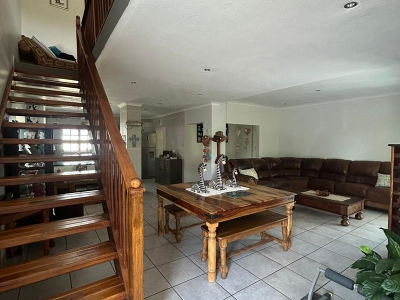 Glen Ivy Gem: 3-Bed Modern Haven with Solar Power & Outdoor Bliss in Hartbeespoort - Photo 5