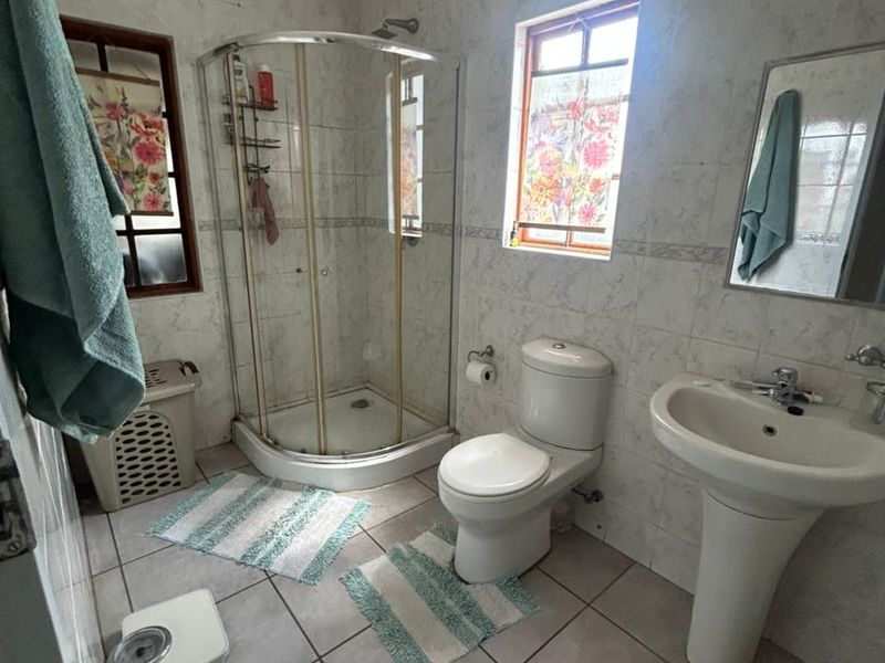 Glen Ivy Gem: 3-Bed Modern Haven with Solar Power & Outdoor Bliss in Hartbeespoort - Photo 6