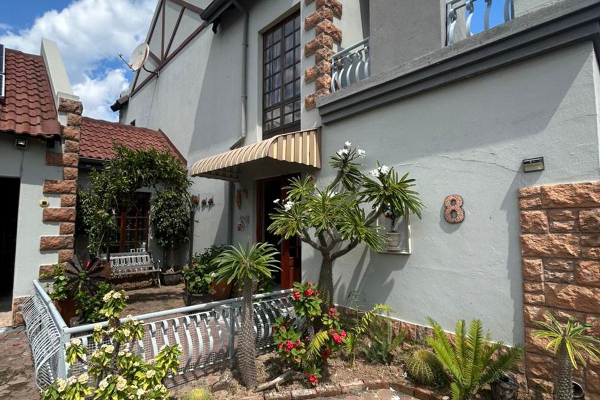 Glen Ivy Gem: 3-Bed Modern Haven with Solar Power & Outdoor Bliss in Hartbeespoort - Photo 3
