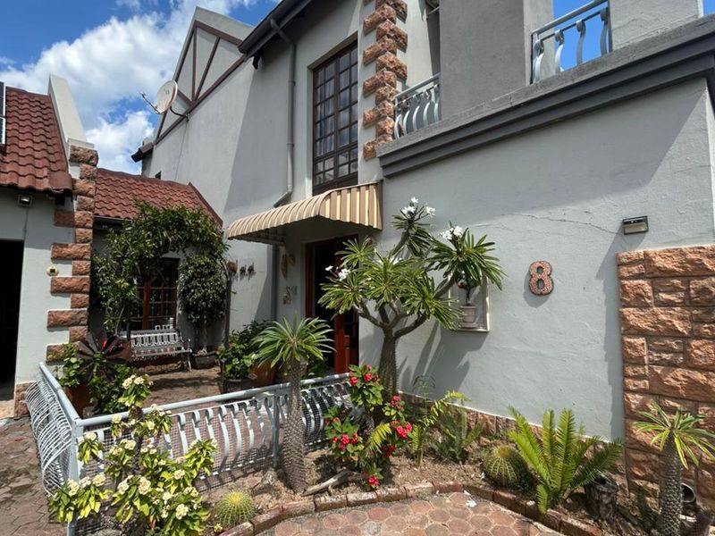 Glen Ivy Gem: 3-Bed Modern Haven with Solar Power & Outdoor Bliss in Hartbeespoort - Photo 3