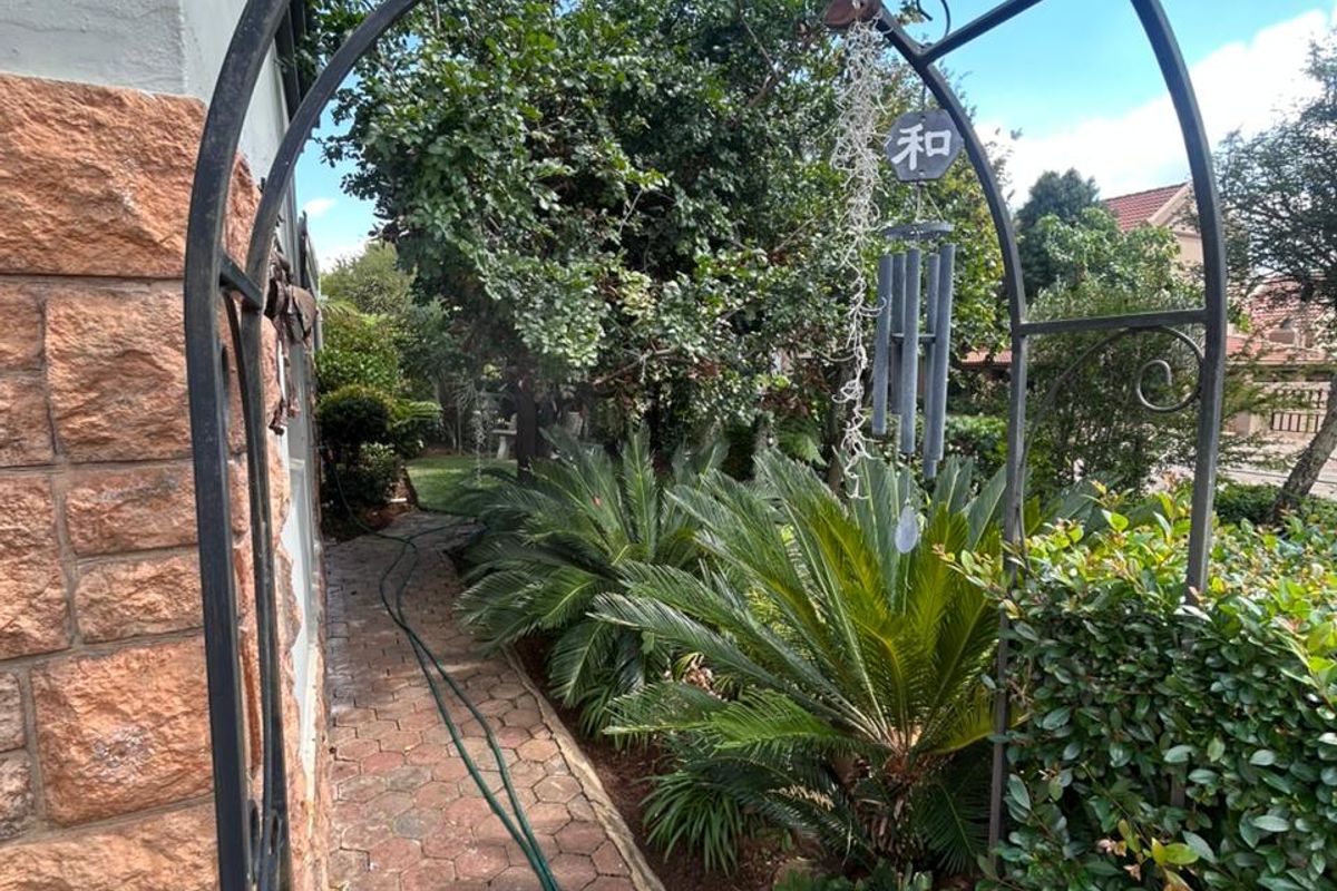 Glen Ivy Gem: 3-Bed Modern Haven with Solar Power & Outdoor Bliss in Hartbeespoort - Photo 4