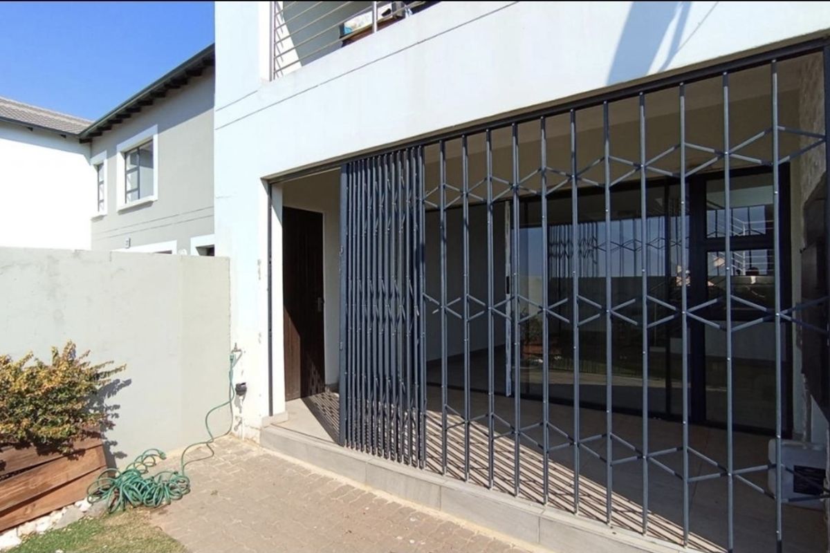 MODERN FAMILY SANCTUARY - Photo 2