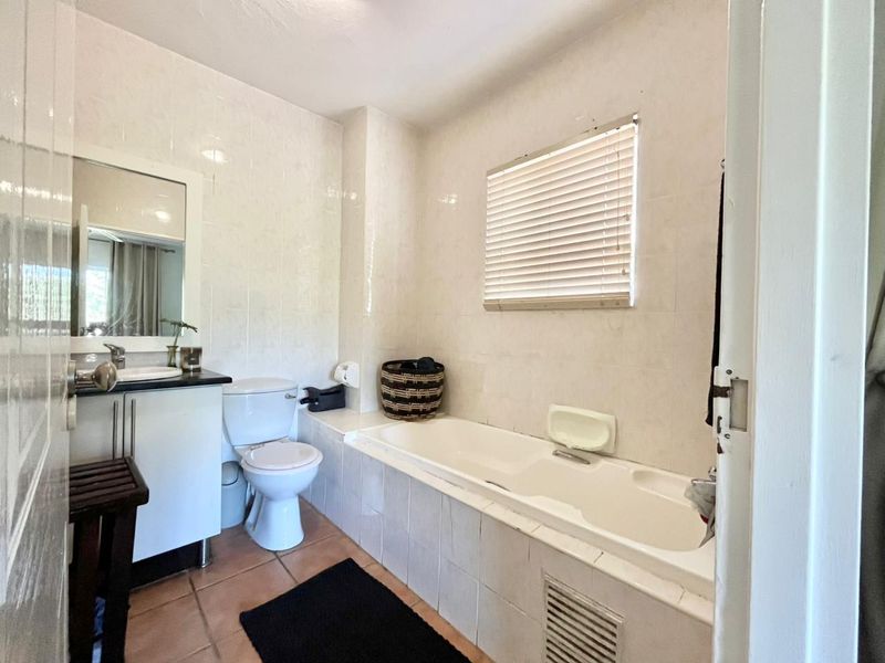 Stunning 3-Bedroom Coastal Retreat – Just Steps from Thompson’s Bay! - Photo 7