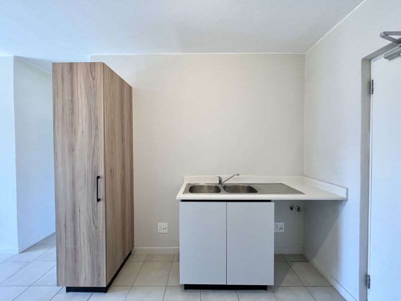 Modern 2-Bedroom Unit Available Immediately! - Photo 4