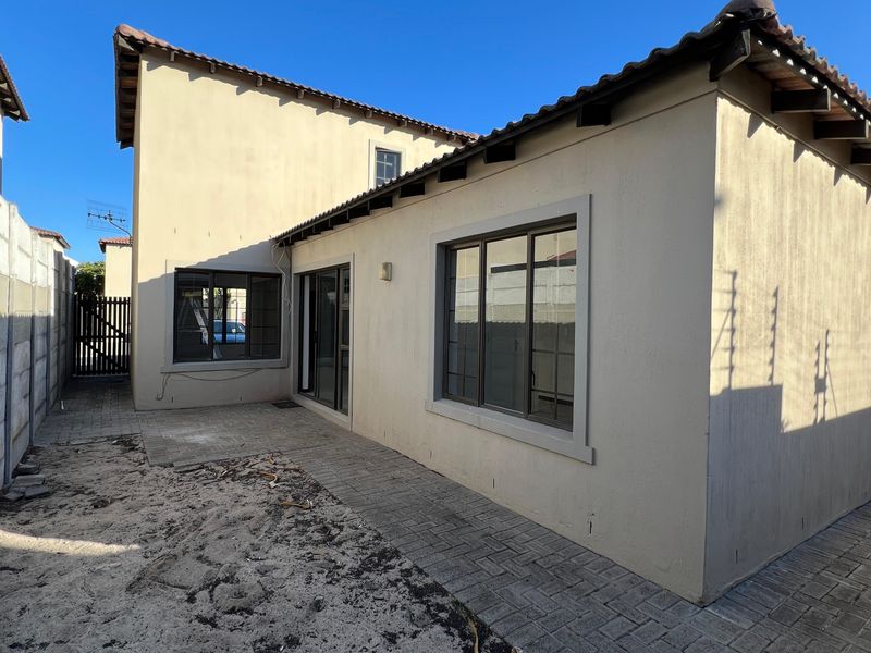 Immaculate  3 Bedroom Townhouse  To Let in Parklands   Available Now - Photo 10