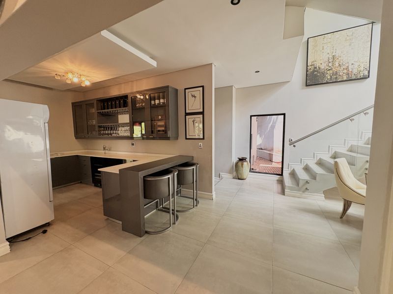 Large luxurious home for sale. - Photo 9