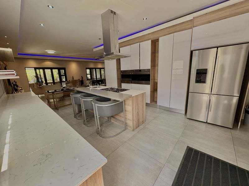 Large luxurious home for sale. - Photo 8