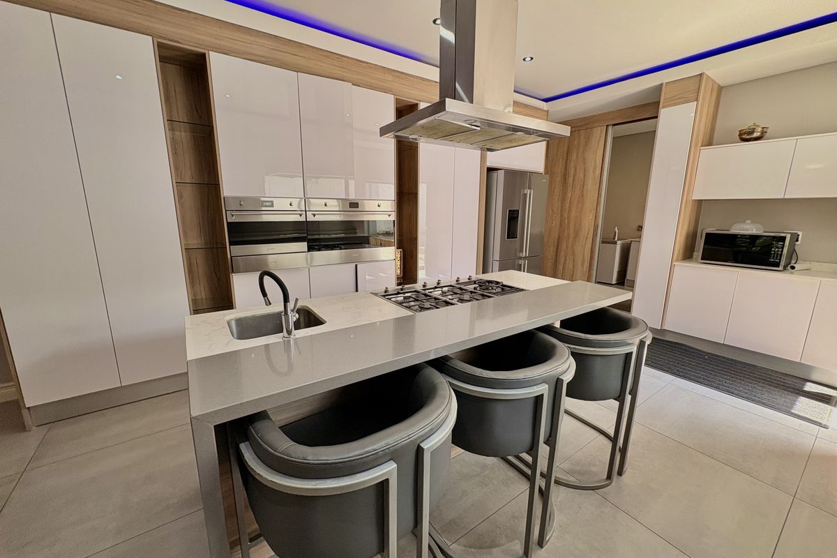 Large luxurious home for sale. - Photo 5