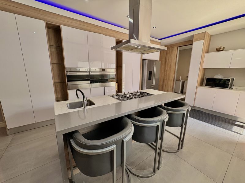 Large luxurious home for sale. - Photo 5