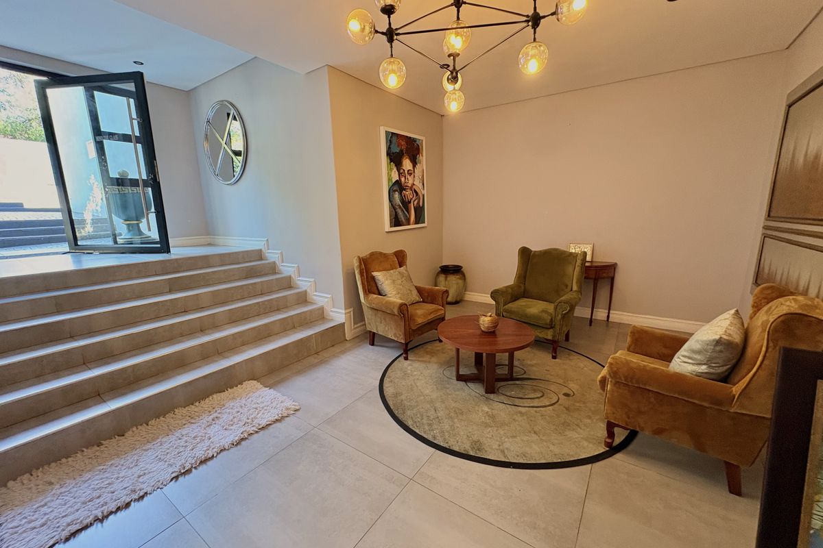 Large luxurious home for sale. - Photo 3