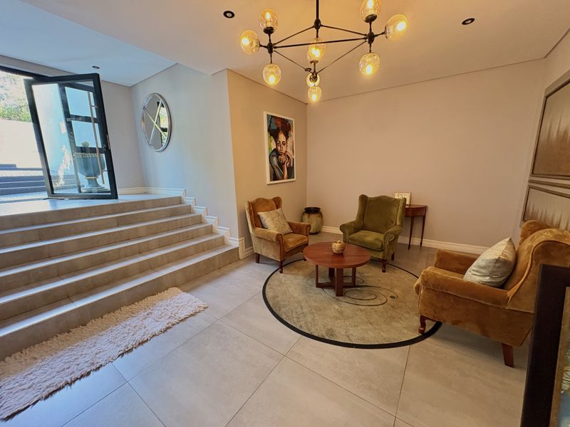 Large luxurious home for sale. - Photo 3