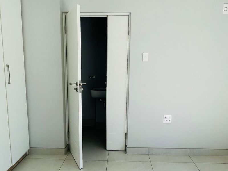 Modern 2-Bedroom 2 Bathroom Apartment in Umhlanga - Photo 10