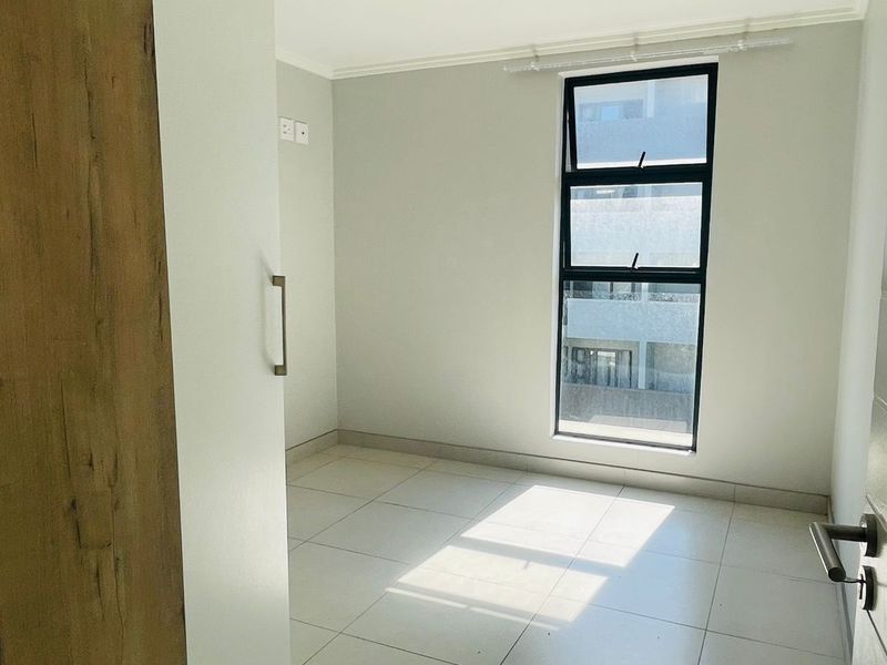 Modern 2-Bedroom 2 Bathroom Apartment in Umhlanga - Photo 6