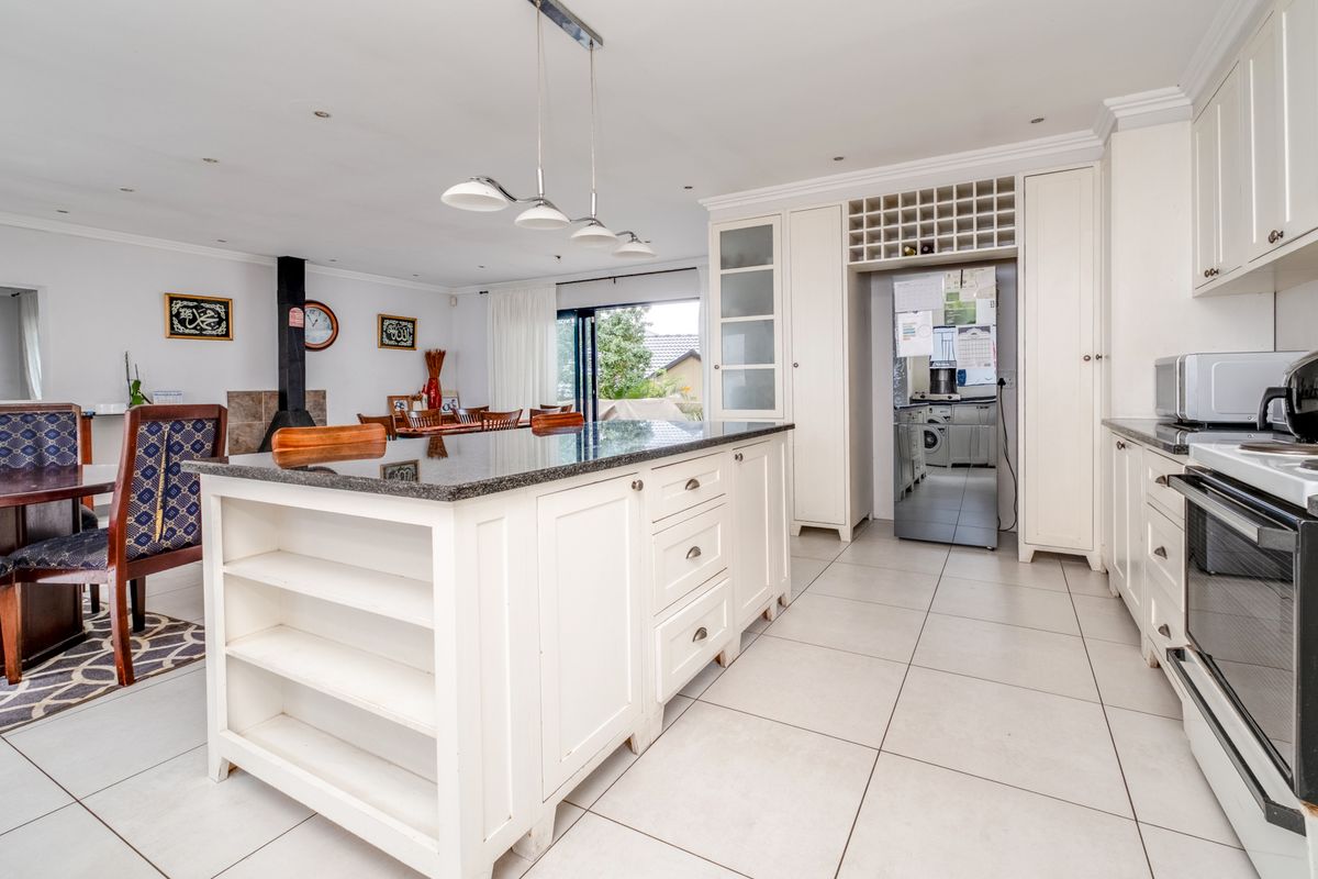 EMBRACING, MODERN AND LAID BACK OPEN PLAN FOR RELAXED FAMILY LIVING AND ENTERTAINING - Photo 4