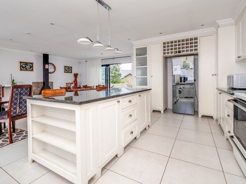 EMBRACING, MODERN AND LAID BACK OPEN PLAN FOR RELAXED FAMILY LIVING AND ENTERTAINING - Photo 4