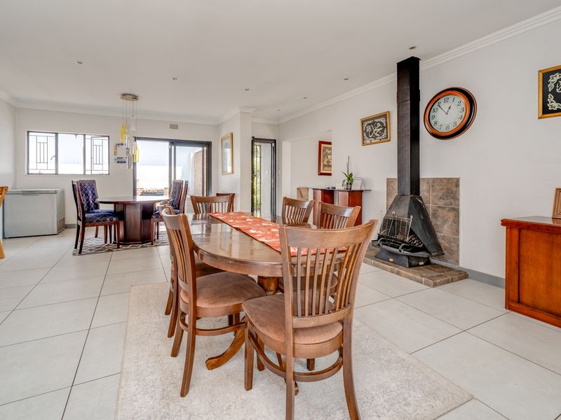 EMBRACING, MODERN AND LAID BACK OPEN PLAN FOR RELAXED FAMILY LIVING AND ENTERTAINING - Photo 7