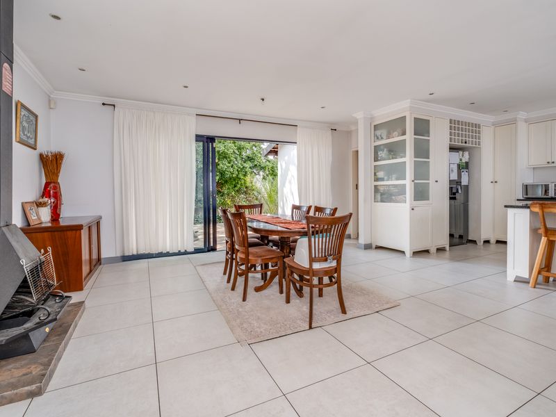 EMBRACING, MODERN AND LAID BACK OPEN PLAN FOR RELAXED FAMILY LIVING AND ENTERTAINING - Photo 5