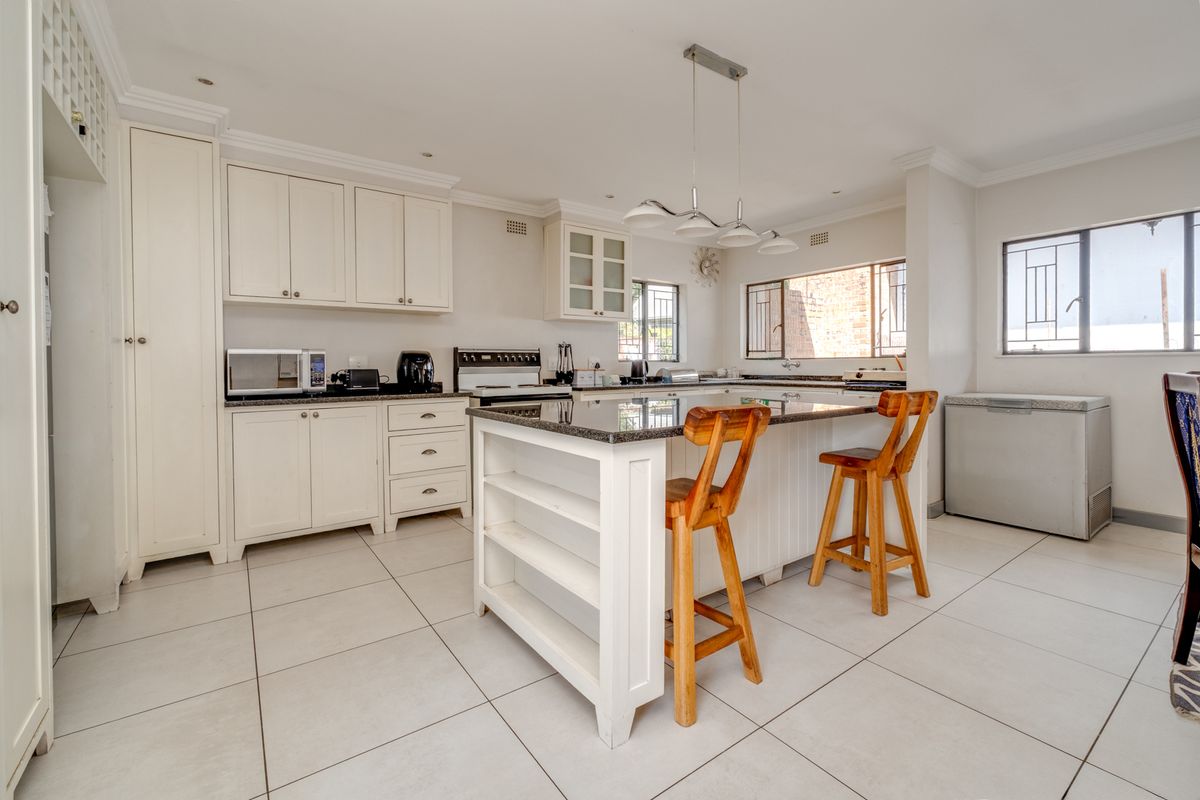 EMBRACING, MODERN AND LAID BACK OPEN PLAN FOR RELAXED FAMILY LIVING AND ENTERTAINING - Photo 3