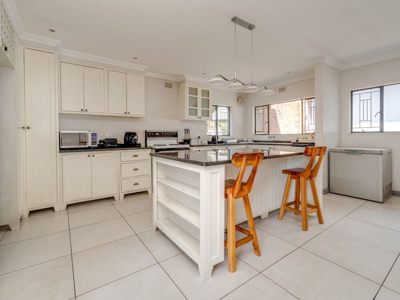 EMBRACING, MODERN AND LAID BACK OPEN PLAN FOR RELAXED FAMILY LIVING AND ENTERTAINING - Photo 3