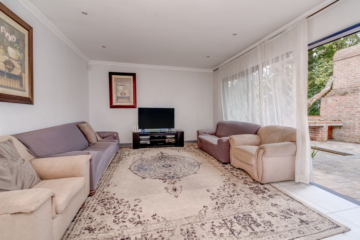 EMBRACING, MODERN AND LAID BACK OPEN PLAN FOR RELAXED FAMILY LIVING AND ENTERTAINING - Photo 2