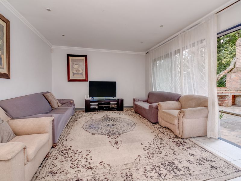 EMBRACING, MODERN AND LAID BACK OPEN PLAN FOR RELAXED FAMILY LIVING AND ENTERTAINING - Photo 2