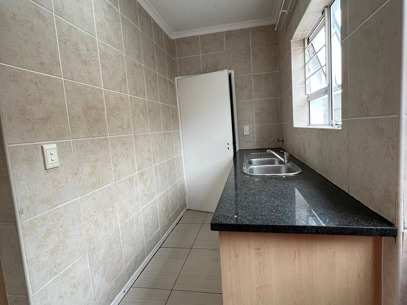Immaculate  3 Bedroom, 2 Bathroom House  To Let in Parklands  Available Immediately - Photo 8