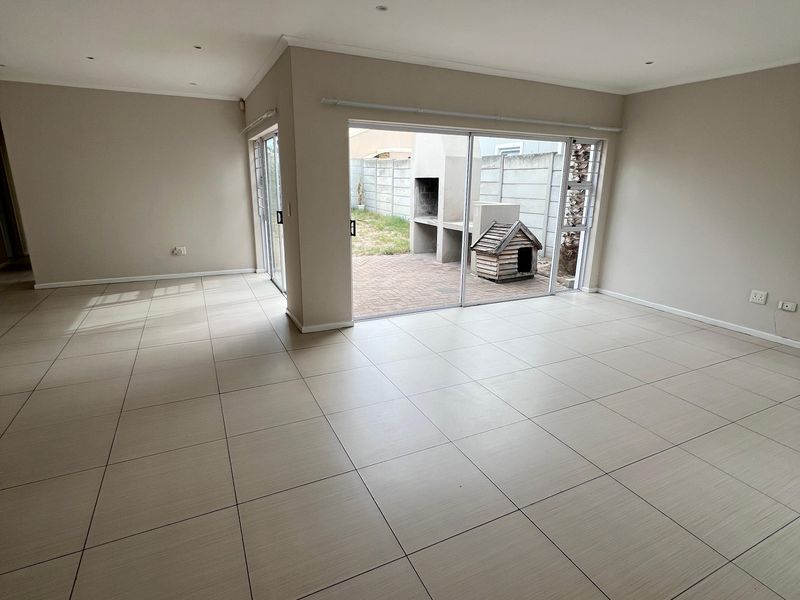 Immaculate  3 Bedroom, 2 Bathroom House  To Let in Parklands  Available Immediately - Photo 5