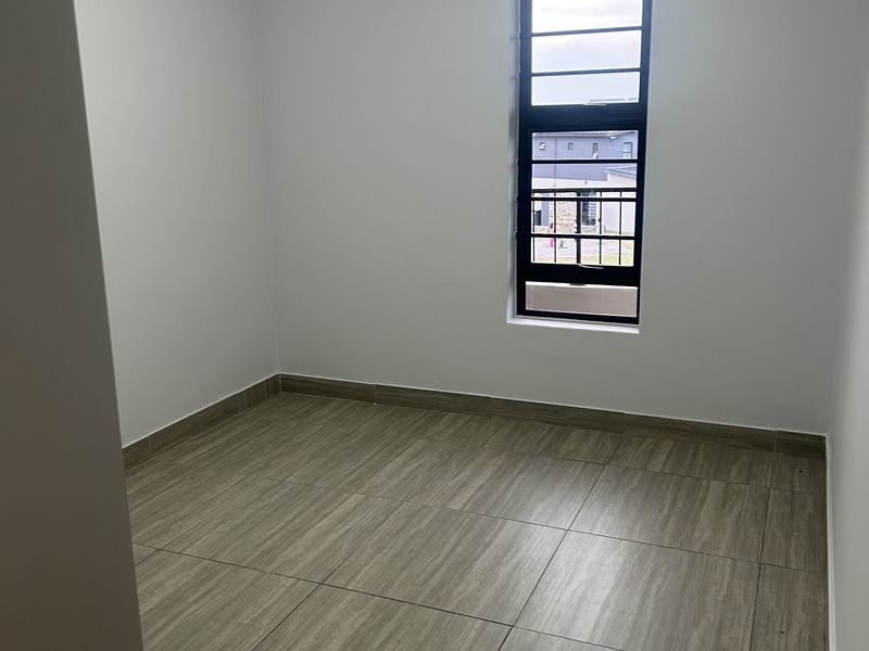 Renovated 3 Bedroom 3 Bathroom Apartment with Designer Kitchen, Parklands North - Photo 9