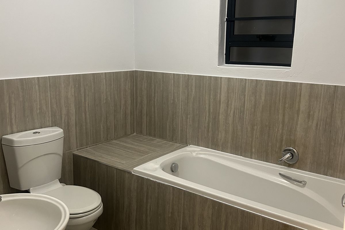 Renovated 3 Bedroom 3 Bathroom Apartment with Designer Kitchen, Parklands North - Photo 5