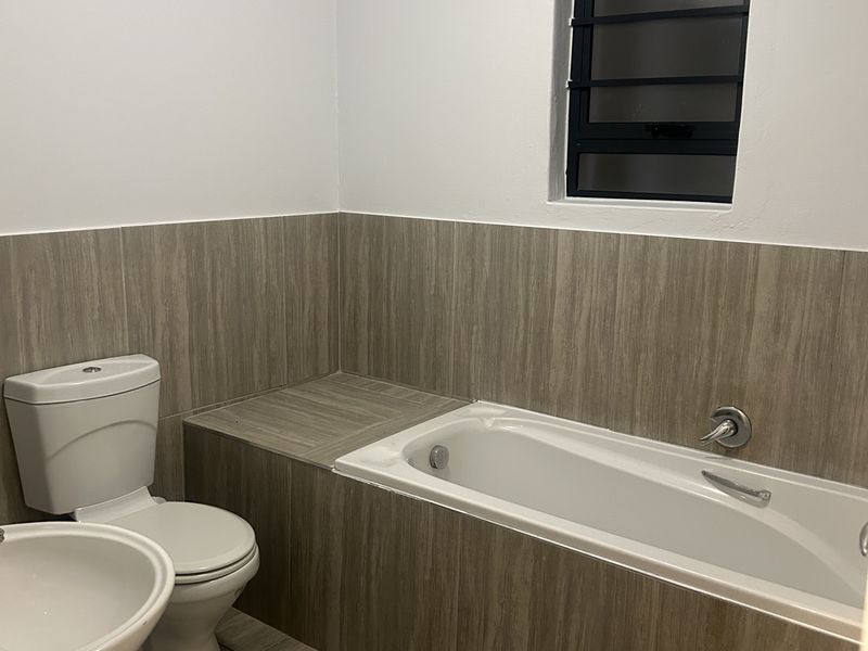 Renovated 3 Bedroom 3 Bathroom Apartment with Designer Kitchen, Parklands North - Photo 5