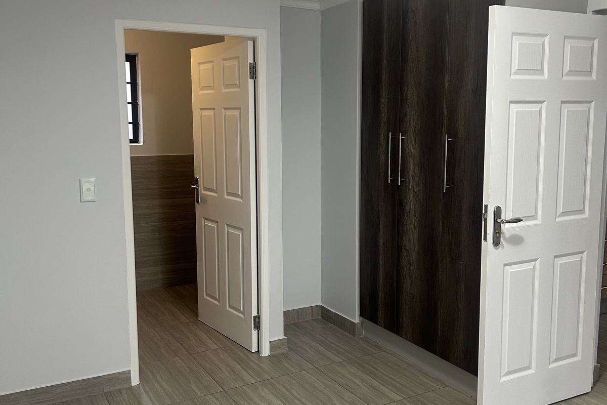 Renovated 3 Bedroom 3 Bathroom Apartment with Designer Kitchen, Parklands North - Photo 2