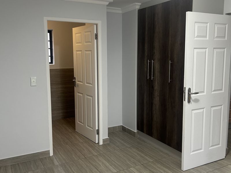 Renovated 3 Bedroom 3 Bathroom Apartment with Designer Kitchen, Parklands North - Photo 2