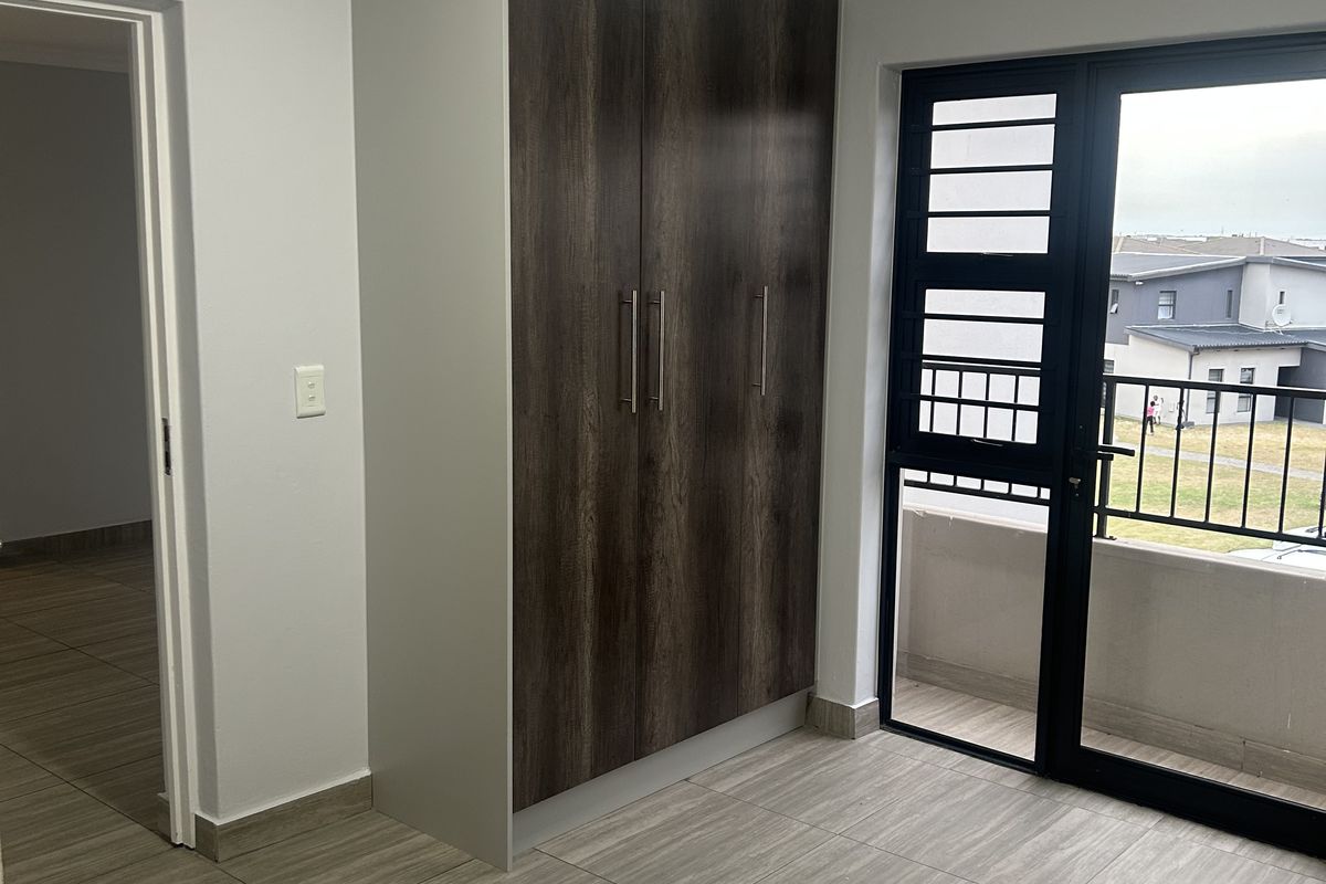 Renovated 3 Bedroom 3 Bathroom Apartment with Designer Kitchen, Parklands North - Photo 3