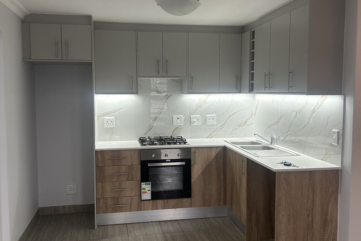 Renovated 3 Bedroom 3 Bathroom Apartment with Designer Kitchen, Parklands North - Photo 4