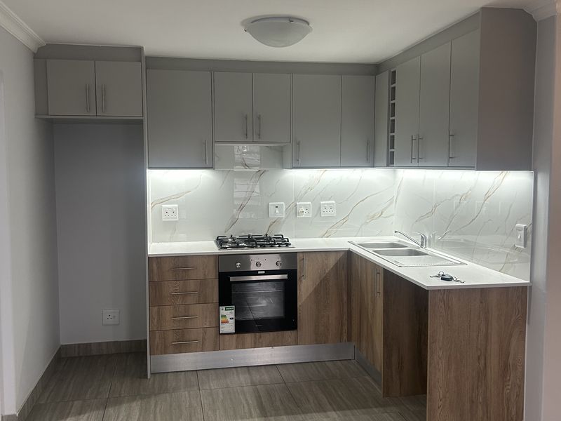 Renovated 3 Bedroom 3 Bathroom Apartment with Designer Kitchen, Parklands North - Photo 4