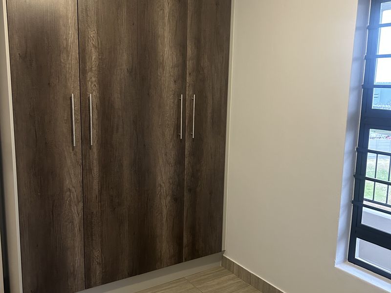 Renovated 3 Bedroom 3 Bathroom Apartment with Designer Kitchen, Parklands North - Photo 7