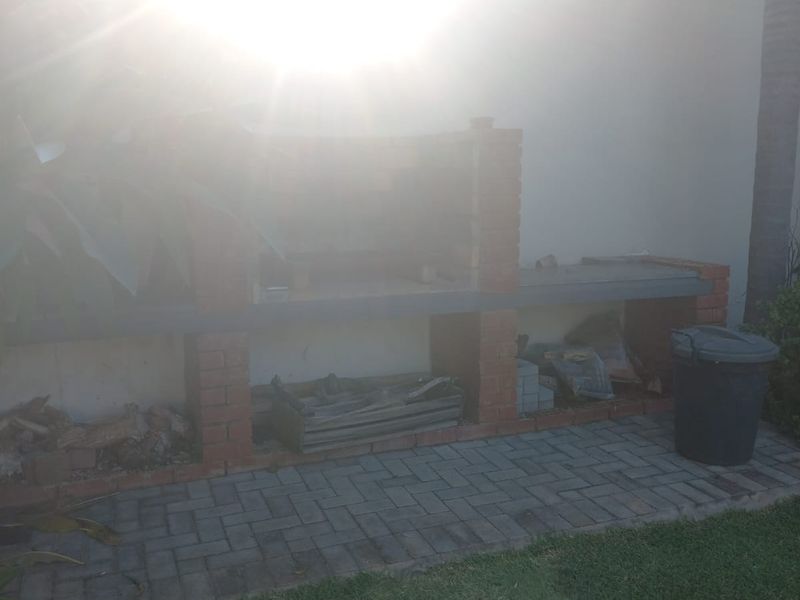 Spacious 3-Bedroom Family Home in Mooinooi - Photo 3