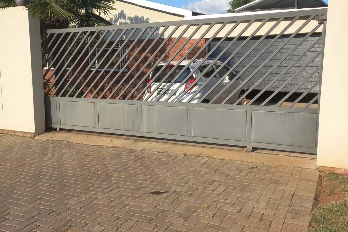 Spacious 3-Bedroom Family Home in Mooinooi - Photo 4