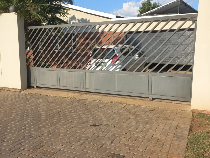 Spacious 3-Bedroom Family Home in Mooinooi - Photo 4