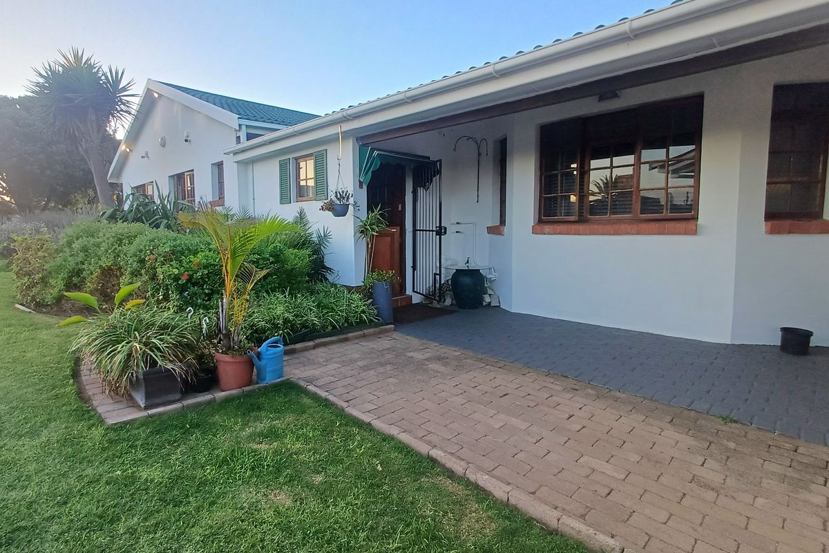 Your Dream Family Home Awaits in Bluewater Bay – Space, Comfort & Coastal Living Combined - Photo 2