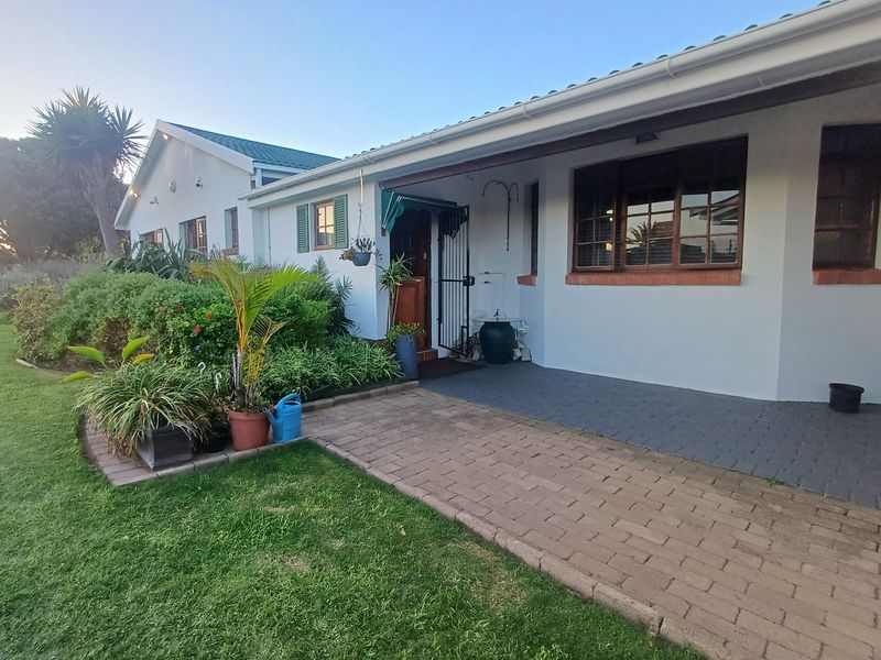 Your Dream Family Home Awaits in Bluewater Bay – Space, Comfort & Coastal Living Combined - Photo 2