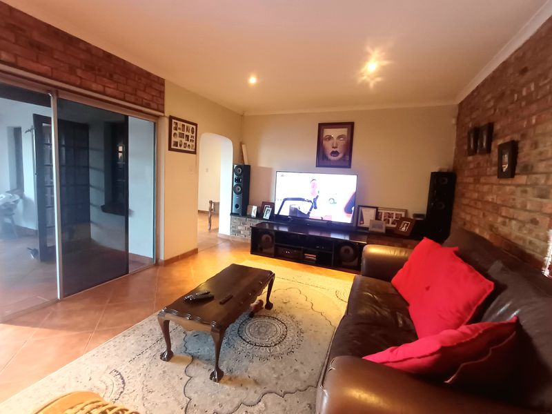 Your Dream Family Home Awaits in Bluewater Bay – Space, Comfort & Coastal Living Combined - Photo 8