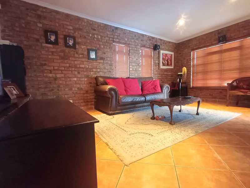 Your Dream Family Home Awaits in Bluewater Bay – Space, Comfort & Coastal Living Combined - Photo 7