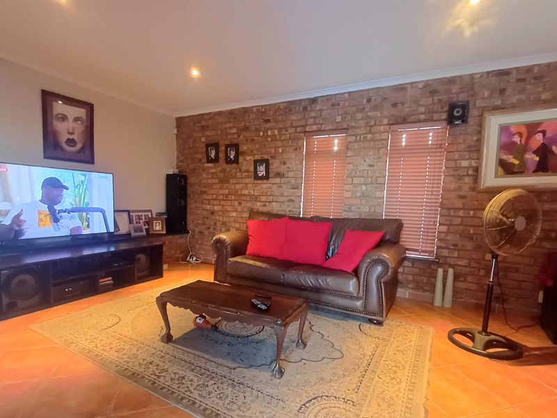 Your Dream Family Home Awaits in Bluewater Bay – Space, Comfort & Coastal Living Combined - Photo 6