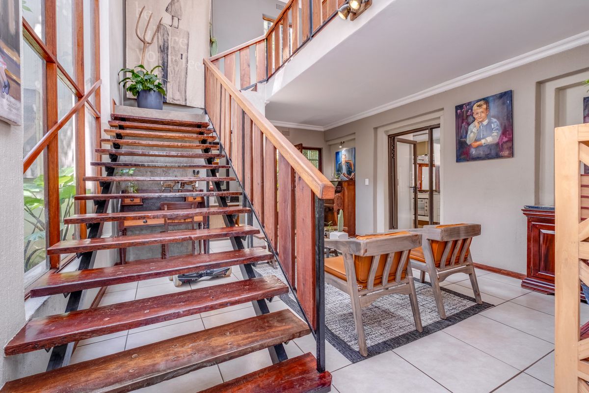 ANYONE FOR SQUASH ? NESTLED WITHIN THE HIGHLY SOUGHT-AFTER AND SECURE JACK STREET CUL-DE-SAC. - Photo 3