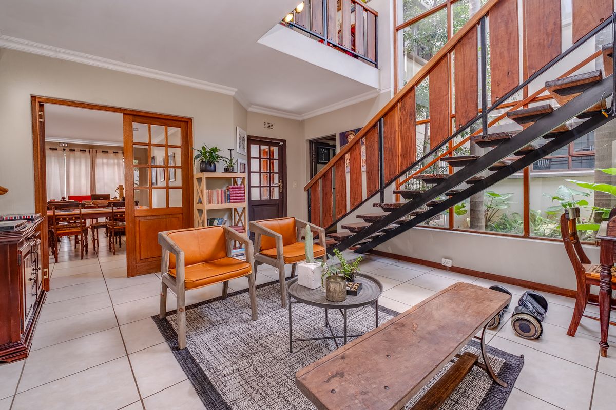 ANYONE FOR SQUASH ? NESTLED WITHIN THE HIGHLY SOUGHT-AFTER AND SECURE JACK STREET CUL-DE-SAC. - Photo 2