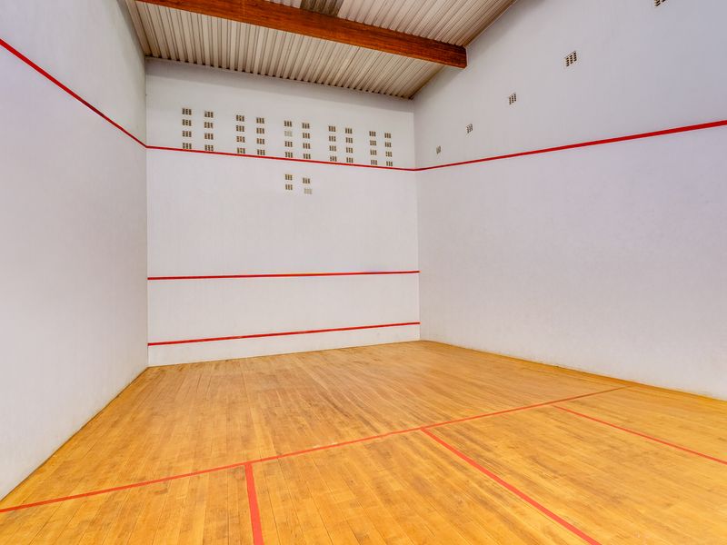 ANYONE FOR SQUASH ? NESTLED WITHIN THE HIGHLY SOUGHT-AFTER AND SECURE JACK STREET CUL-DE-SAC. - Photo 10