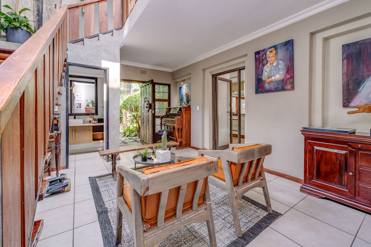 ANYONE FOR SQUASH ? NESTLED WITHIN THE HIGHLY SOUGHT-AFTER AND SECURE JACK STREET CUL-DE-SAC. - Photo 4